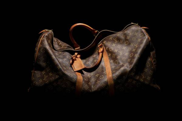 Louis Vuitton 夏日手袋钱包上新，护照夹 $650