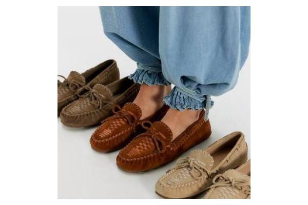 Free People 官网美鞋专场低至3折，Dr.Martens 厚底凉鞋$69，满$100美国境内免运费