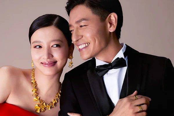 周生生 中式婚嫁套装促销，计价金饰满HK$12,000减$400